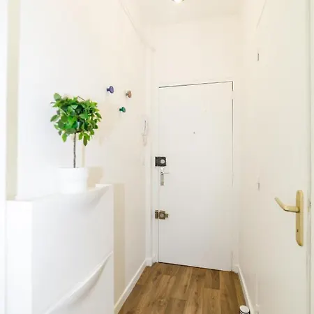 Pop Roosevelt Yourhosthelper * كليرمونت-فيراند